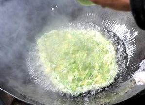 正宗的韭菜炒鸡蛋做法，鸡蛋滑嫩，韭菜翠绿不出水，越吃越香