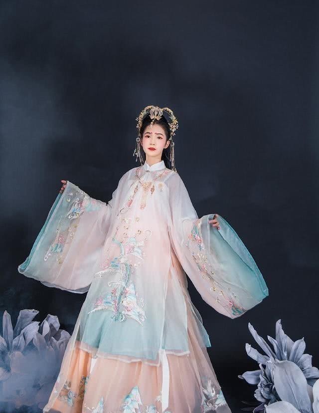 大袖衫|十里不愧为汉服女神！新汉服堪比“九尾”，又一款绝版汉服？