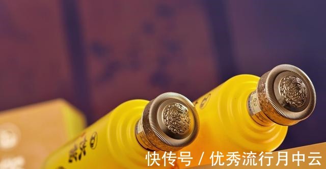 饮酱20年酱香酒雨天小酌一杯才清爽！饮酱20年酱香酒雨天小酌一杯才清爽！