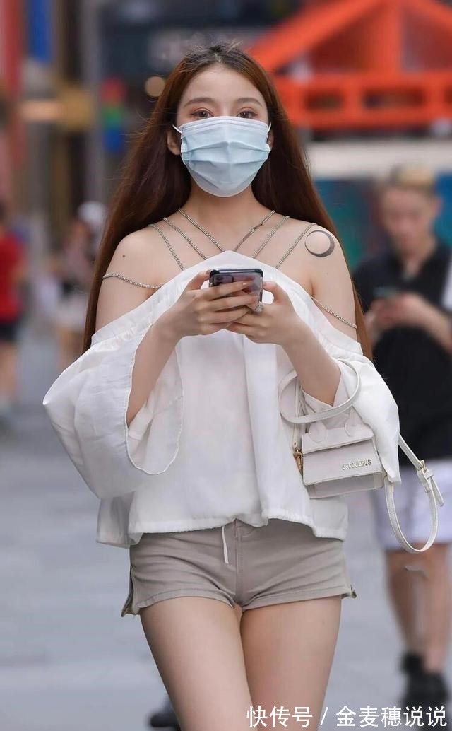 吊带 白色宽松衬衫，露肩与吊带的组合更加性感时尚！