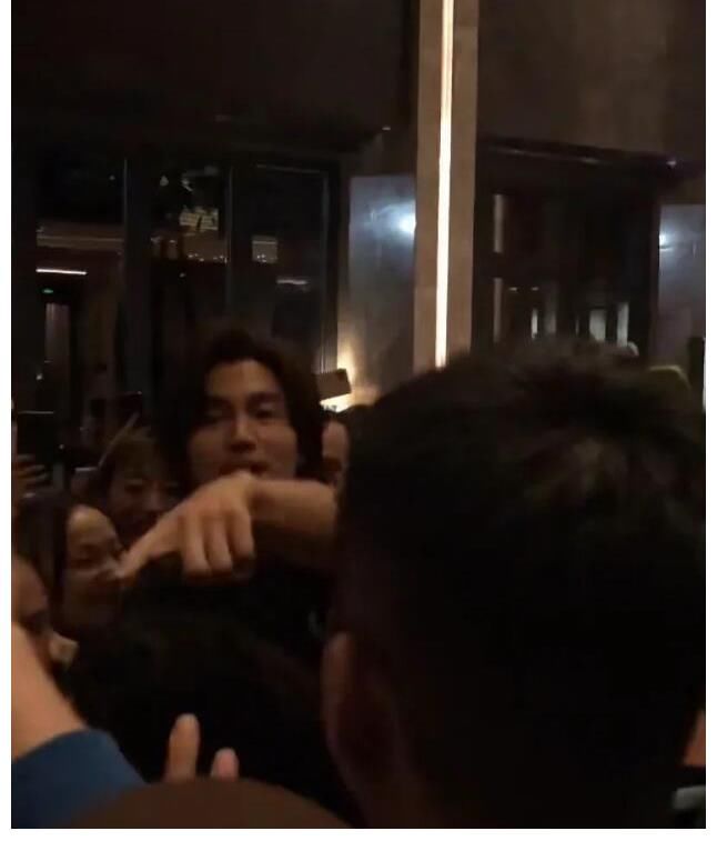 言承旭自從參加綜藝節目后身價暴漲，出入酒店被粉絲包圍翻紅成功