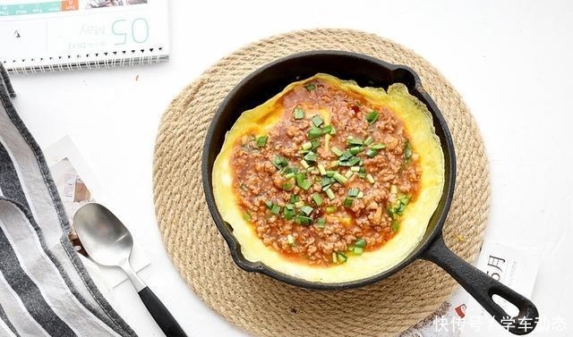 三个鸡蛋做盘菜，鲜香微辣味道不错，我家吃一回就喜欢上了，下饭