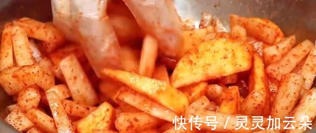 白萝卜里加一个苹果，不用一粒盐，教你最解馋的吃法，香甜又脆爽！