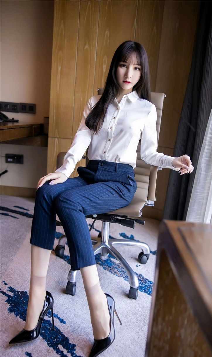 白色衬衫搭配藏蓝色条纹九分裤修身显瘦,时尚迷人又极具职业感