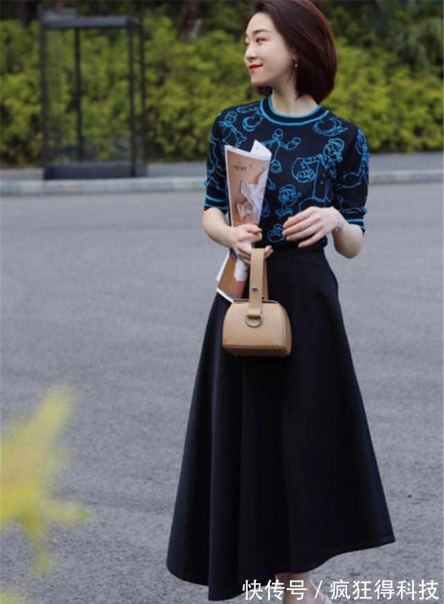 半身裙 百褶裙过时了,今夏流行“A字长裙”,配上这款低跟鞋,太洋气了!