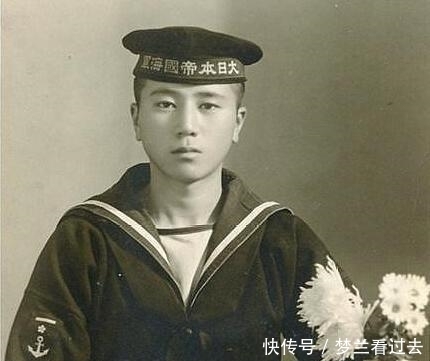 海军|日本海军老照片小个不高,但仔细看帽子上写的字,让人憎恨……
