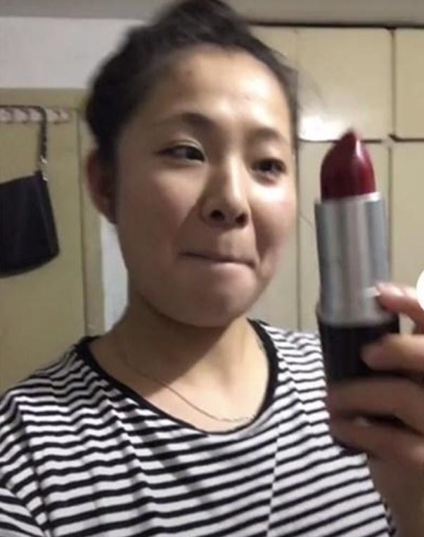 女子|“口红plus”火了,当女子拿起来的那一刻,网友:嘴塞得下吗