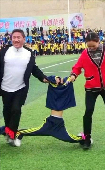 亲子运动会|学校举办亲子运动会,爸妈玩得比孩子还开心,网友:娃都拉变形了