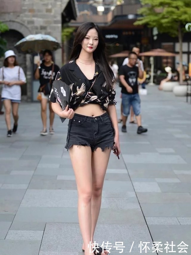 时尚|街拍:吊带衫搭配牛仔短裙,清凉又时尚,身材好棒