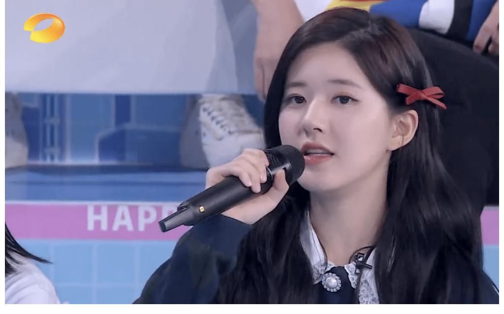 國子監(jiān)來了個(gè)女弟子|趙露思和徐開騁亮相《快樂大本營》，兩人同臺合唱，趙露思好嬌小