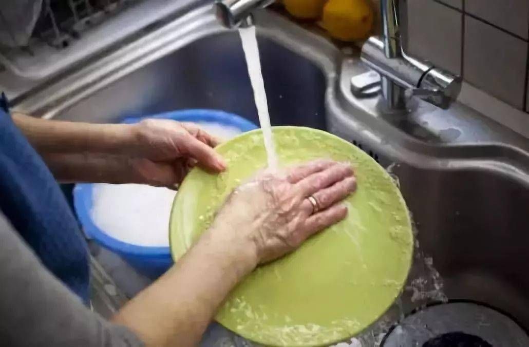 用它来洗碗，去污能力强还不伤手，以后不用买洗洁精了