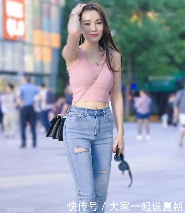 街拍，灰色的背心搭配蓝色的牛仔裤，特别适合美女的穿搭