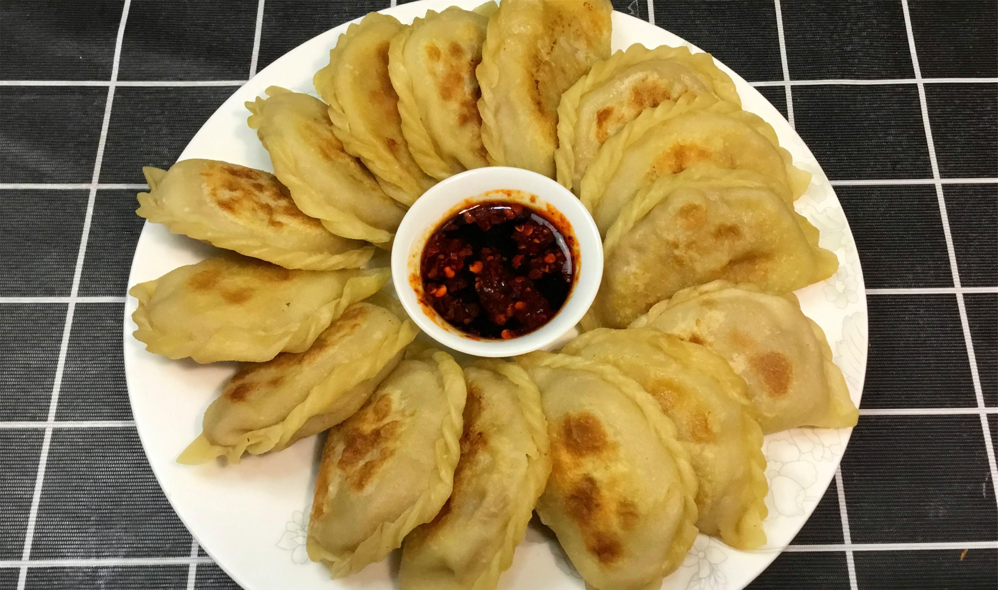 微黄翻面|白菜小盒子的家常做法，一包一捏，外酥里软，咬一口满嘴香