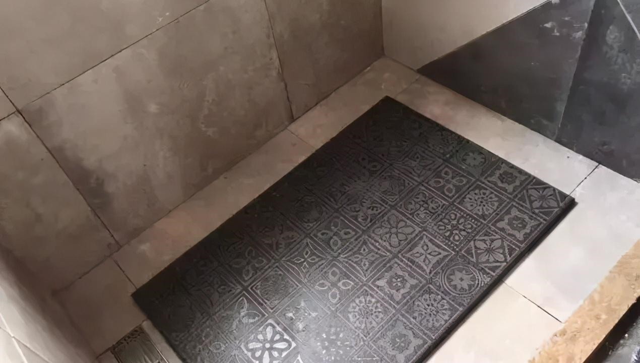 下水口|卫生间别再做斜坡排水了,现在流行这样做,下水更快还防滑