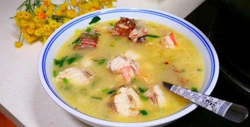 炖鱼汤|秋天,有钱没钱,多吃此鱼,刺少肉多还便宜,炖汤喝营养高又鲜美