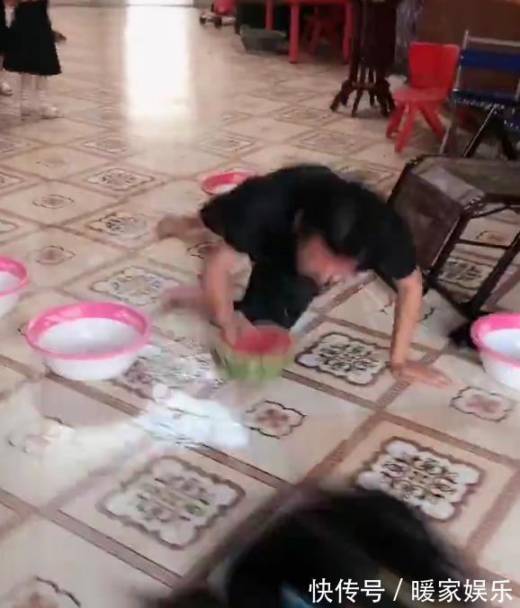 爸爸|4个女儿给爸爸洗脚，爸爸本以为达到人生巅峰，下一秒便跌入谷底