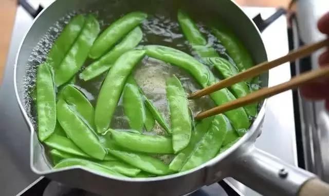 牛肉|炖牛肉,最好不要直接焯水,加上这1步,炖好的牛肉“不腥不柴”