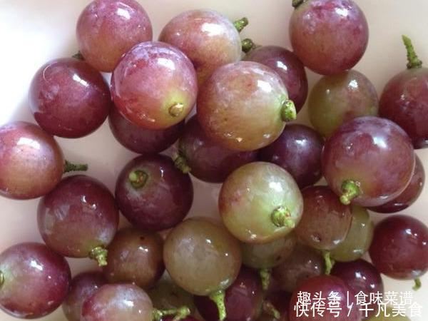 灰尘|洗葡萄,只放面粉和盐就错了,还有一步更重要,不然只会越洗越脏