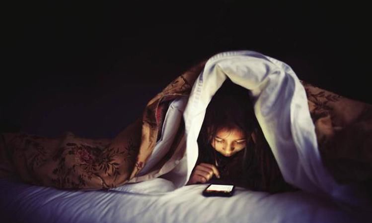 现象|熬夜玩手机的学生党，若出现这3种现象，说明身体已经被严重透支