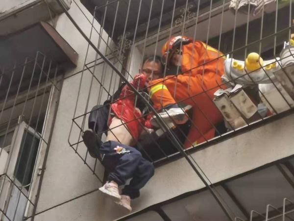 民警|6岁女孩悬挂窗外，民警消防员接力营救