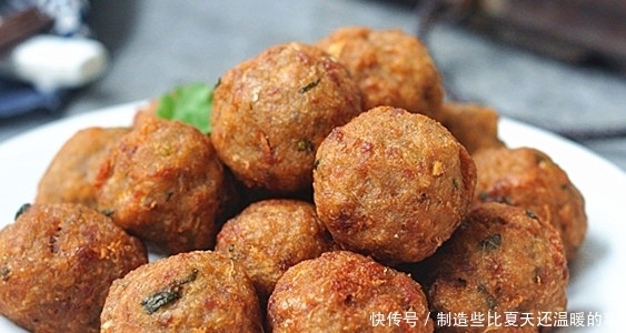 年菜少不了炸丸子,大厨教你一招,3块钱能炸1大盆,那叫一个酥香