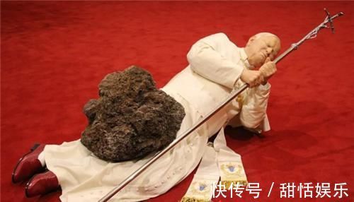 毛里齐奥·卡特兰&他只是把香蕉粘在墙上,为何能拍出85万,富豪:你往香蕉里面看