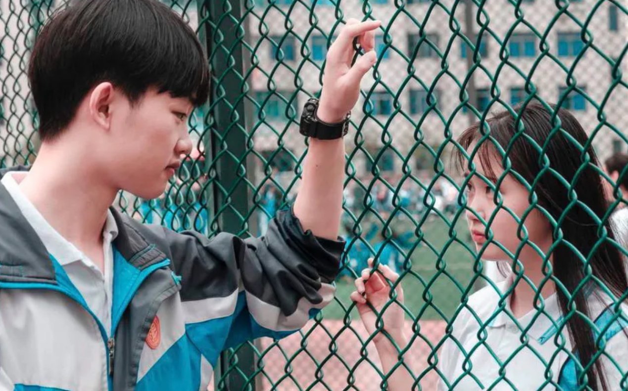 普及性|妈妈发现女儿早恋,立刻拉着她逛街买衣服,回家后孩子断了念想