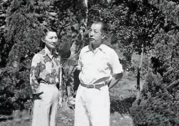 蒋经国|1975年蒋介石葬礼上,张学良做了一件事,气得蒋经国敢怒不敢言