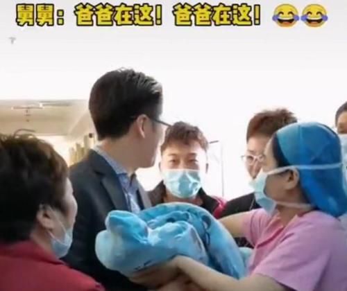 应该第一个抱新生儿的人,既不是爸爸也不是奶奶,听听护士的建议