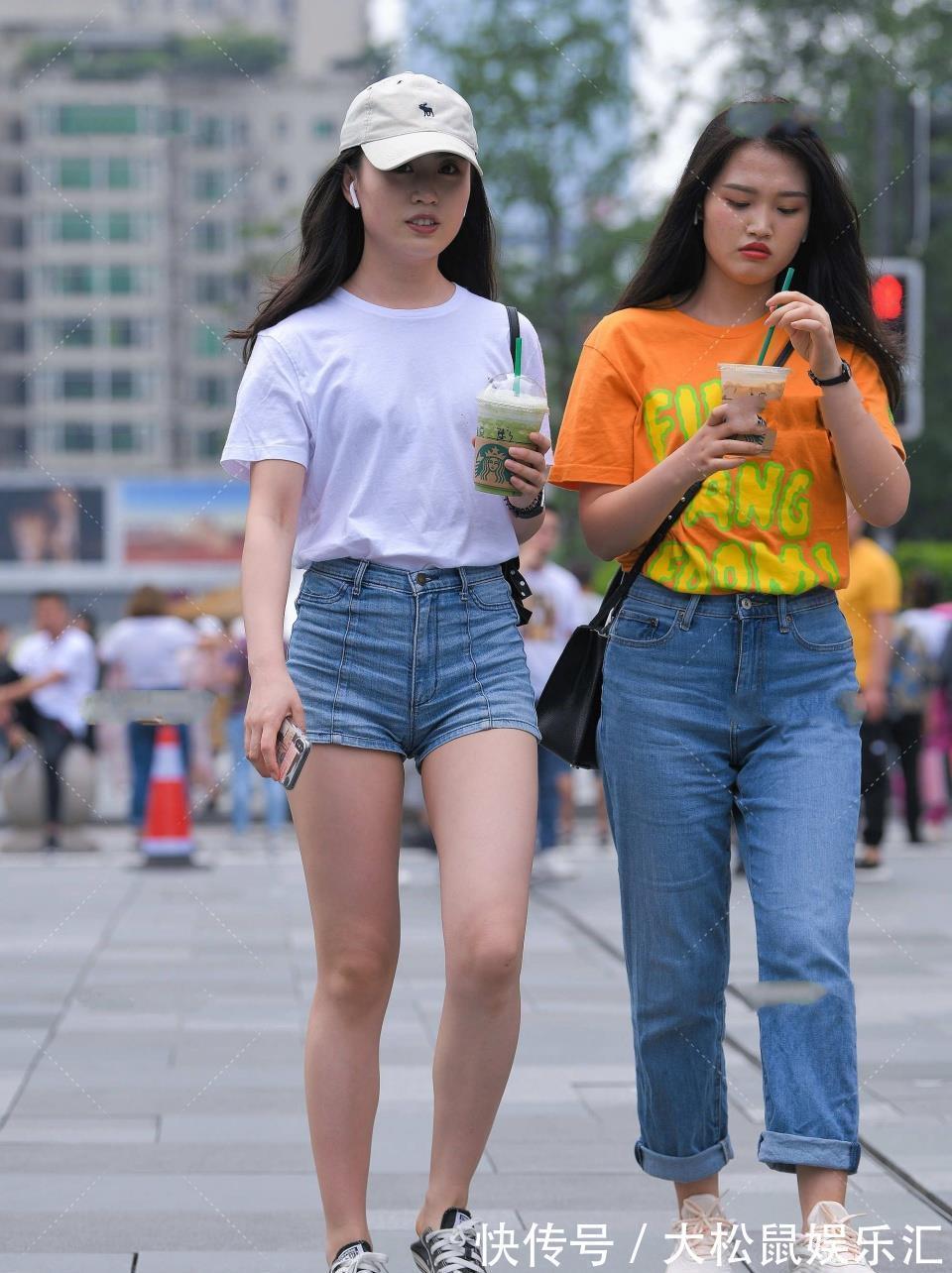 减龄|一件充满童趣的白色T恤配上牛仔短裤,上身真的很减龄