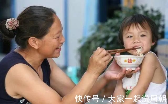 母乳|1岁宝宝喝母乳体重达30斤,邻居直夸营养好,医生别沾沾自喜