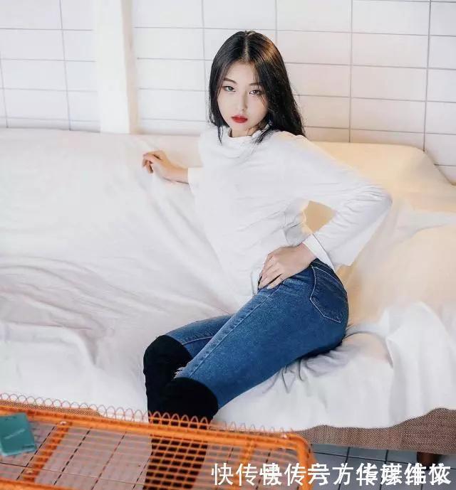 装扮|搭配牛仔裤的美女更显精致甜美，洋溢着成熟的优雅魅力，自信满满