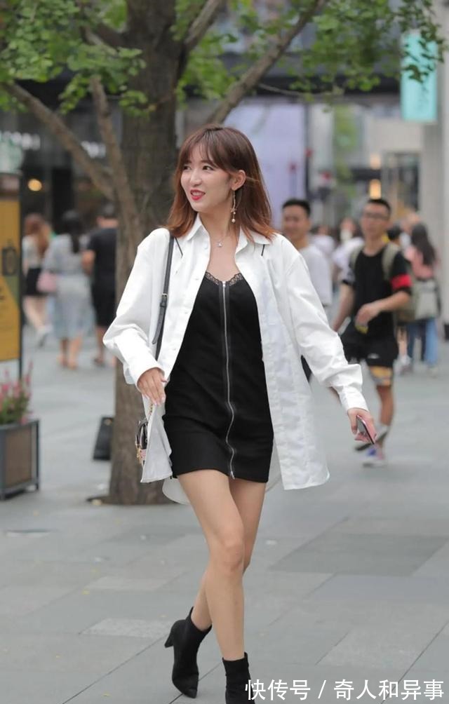 小姐姐 白色外套+黑色连衣裙,甜美可爱,让街头美女展现不一样的气质!