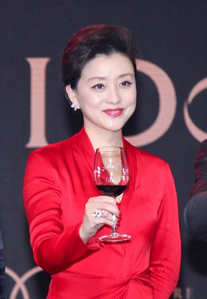 明艳动人|杨澜穿衣真胆大！身穿一袭大红色连衣裙高级优雅，显得明艳动人