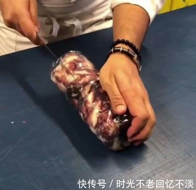 瓶子|男子把两个八爪鱼塞进瓶子里,煮了50分钟,然后切开!