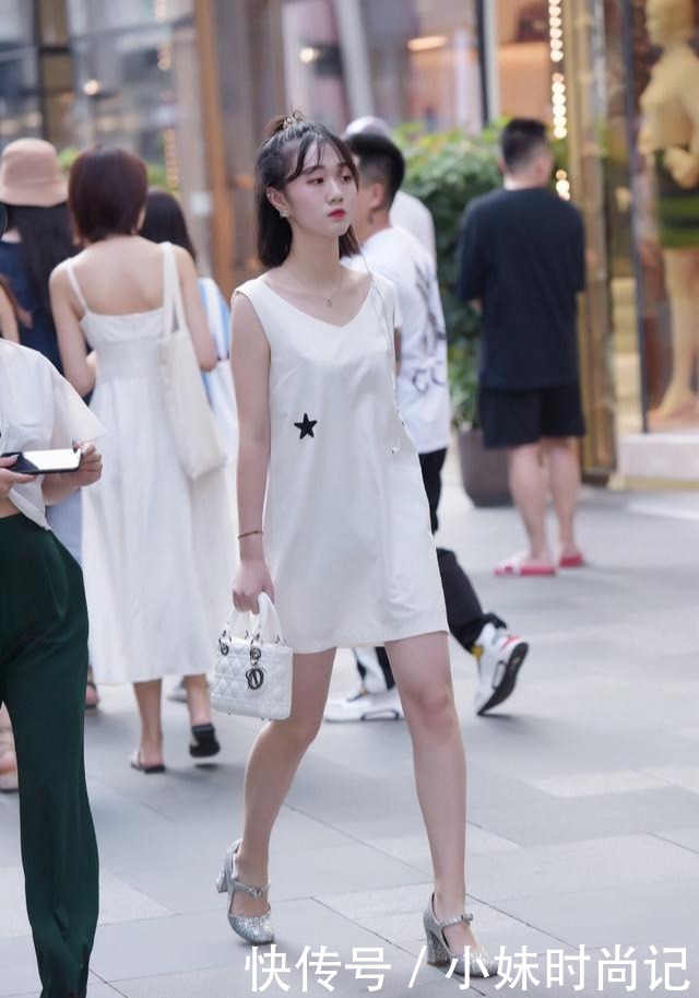 街拍:夏季追求清新靓丽的愿望, 让无袖短裙帮你实现