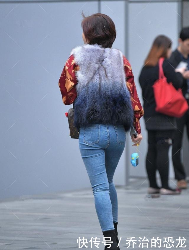 阿成|花衬衫搭配高腰金属扣牛仔裤，帅气休闲，时髦感十足