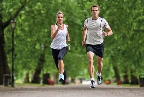 跑步|42岁男子，长期坚持夜跑10公里，3年后，他得到了什么？