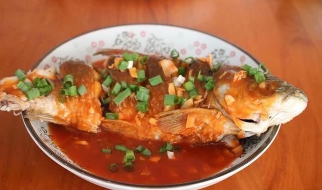 吃鱼时第一筷子夹哪里,就能看出他的性格,自私的人都会夹这块