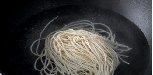 教你做一碗葱油面,吃起来劲道爽滑,好吃的关键在于葱油汁