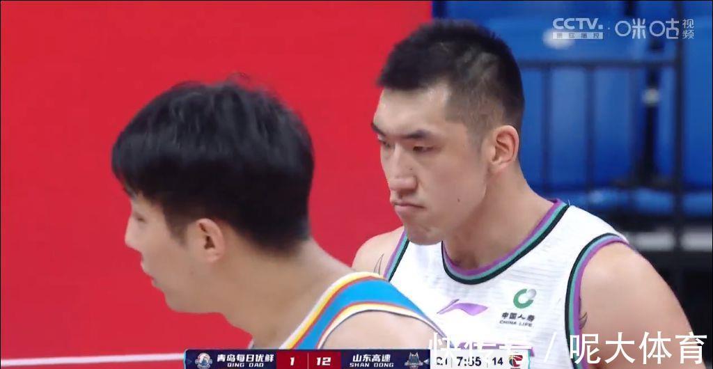 犯规|陶汉林半场砍下两双,哈德森吉伦沃特发威,山东男篮59-44青岛队