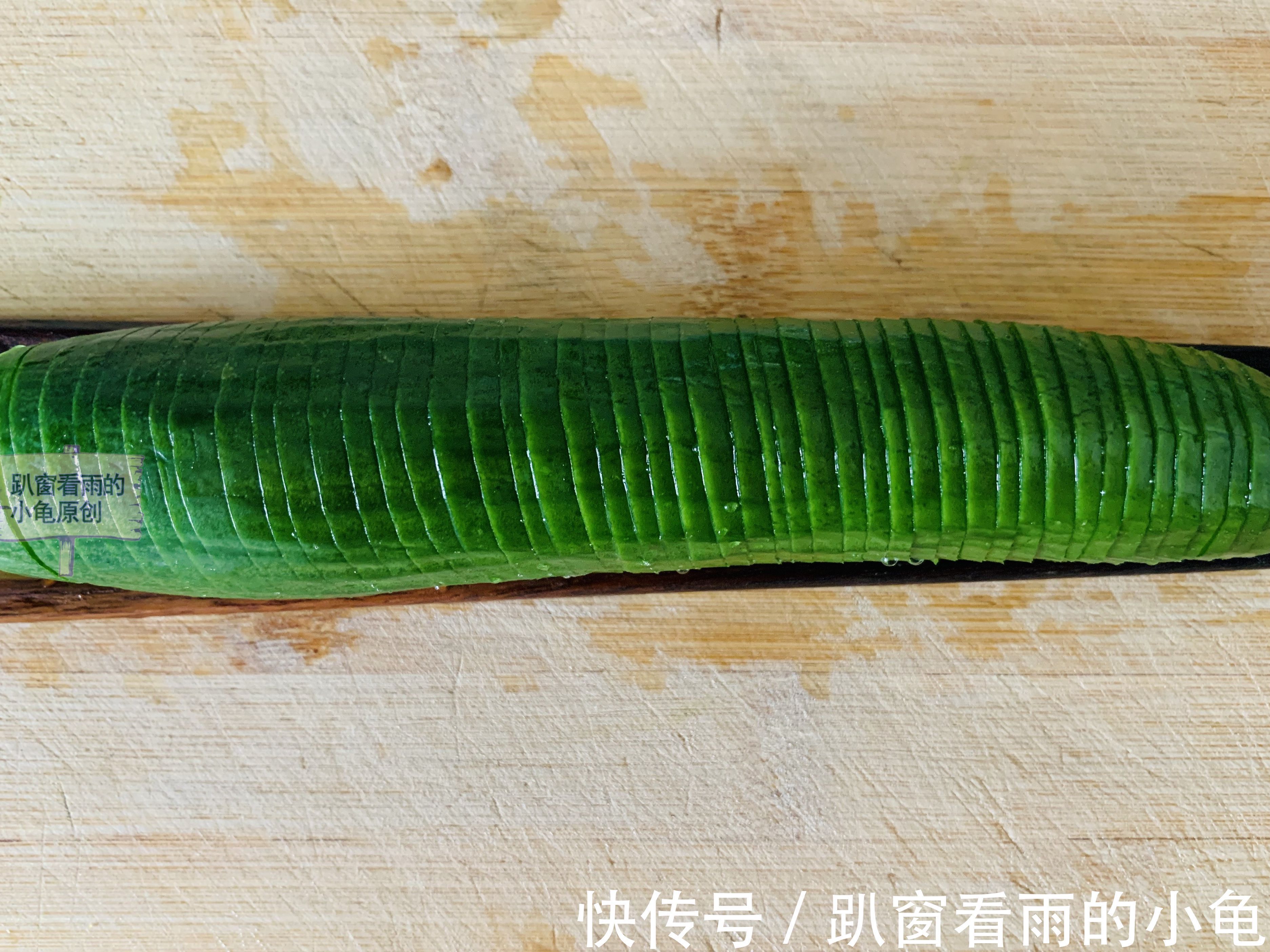 黄瓜|夏天，黄瓜凉菜就得这么做，吃起来清新爽脆，酸辣甜鲜