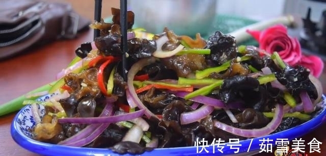 凉拌菜|洋葱凉拌木耳最好吃的做法,简单美味又下饭,看看你喜欢吃不?