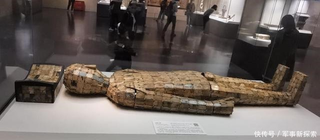 金缕玉衣|金缕玉衣本名是金缕玉柙,就是帝王的丧葬殓服,和木乃伊差不多