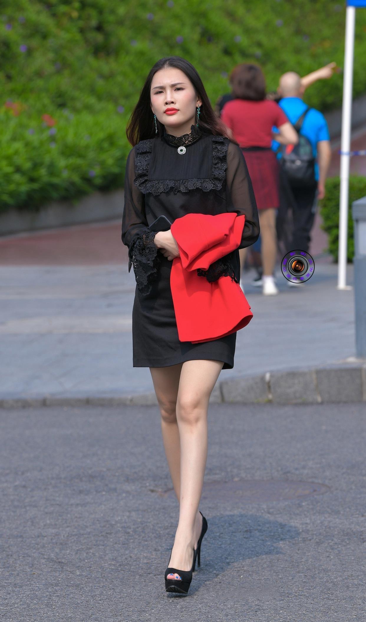 时髦|街拍:秋天流行小黑裙, 高级又时髦, 搭配鱼嘴高跟鞋, 更是锦上添花