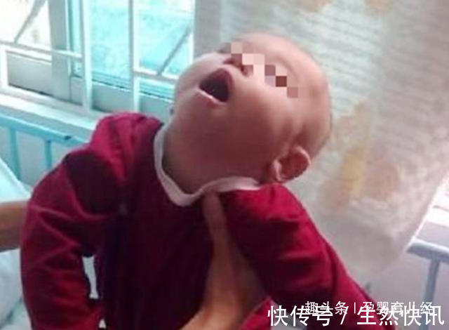 朋友圈|没满月的宝宝就会翻身家长发朋友圈炫耀,朋友劝赶快送医院