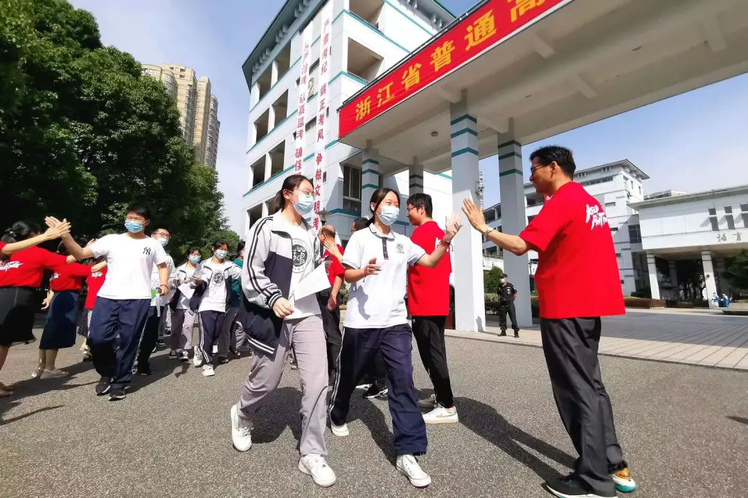 考生|直击高考首日的他们，还有他们！