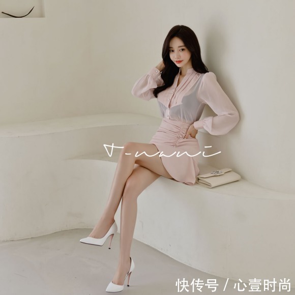 时尚|女神孙允珠时尚搭配:初恋春荷淡雅馨粉微透百褶裙