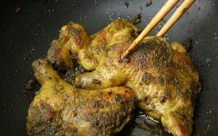  鸡腿怎么做更好吃？两个鸡腿10根香茅，先腌后煎步骤不能少！