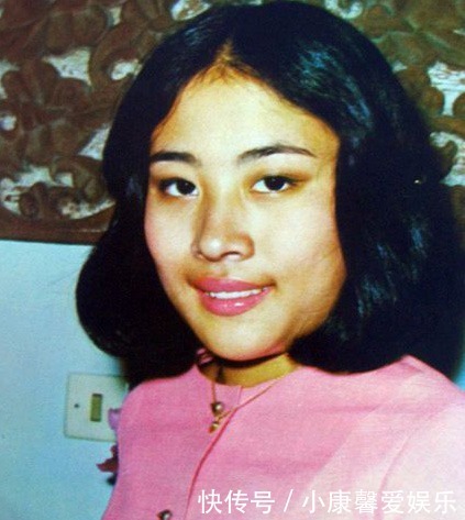 合影|最爱拉玛十世的女人是他的发妻,拍照时桌子上还放上他们的合影